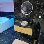 Romantique Avec Jaccuzi Prive - La D'elise Guest house 3*