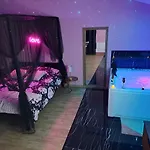Romantique Avec Jaccuzi Prive - La D'elise Guest house