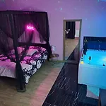 Guest house Romantique Avec Jaccuzi Prive - La D'elise 3*