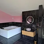 Romantique Avec Jaccuzi Prive - La D'elise Guest house Grumesnil
