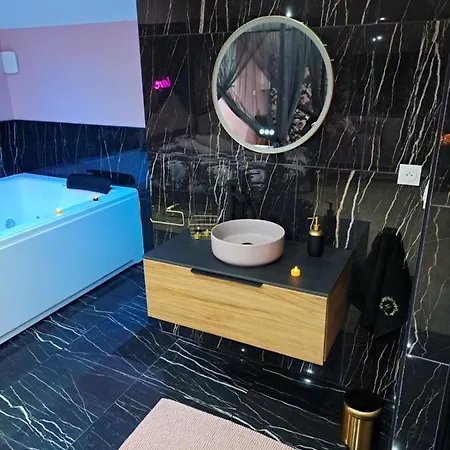Romantique Avec Jaccuzi Prive - La D'elise Πανσιόν 3*